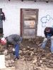 01. April 2006 - Arbeitseinsatz: Pflaster an der alten Schule aufnehmen_1